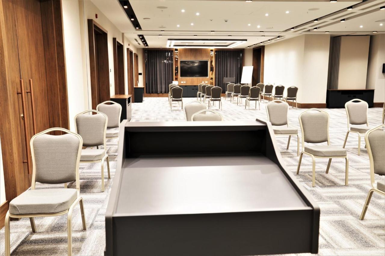 Limak Skopje Luxury Hotel المظهر الخارجي الصورة A stage in a meeting room